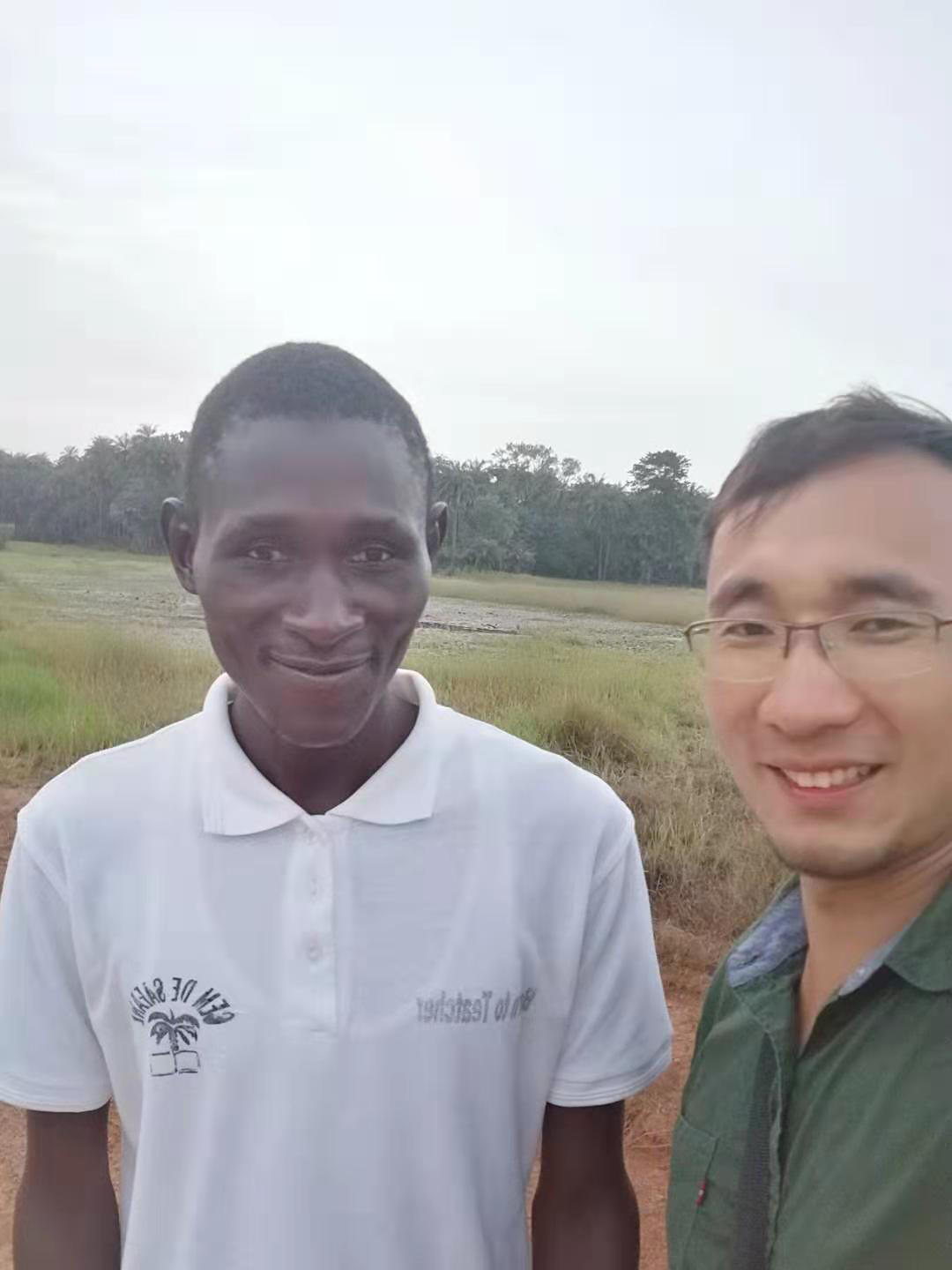 El personal pionero del grupo de ajo visita a un cliente africano: